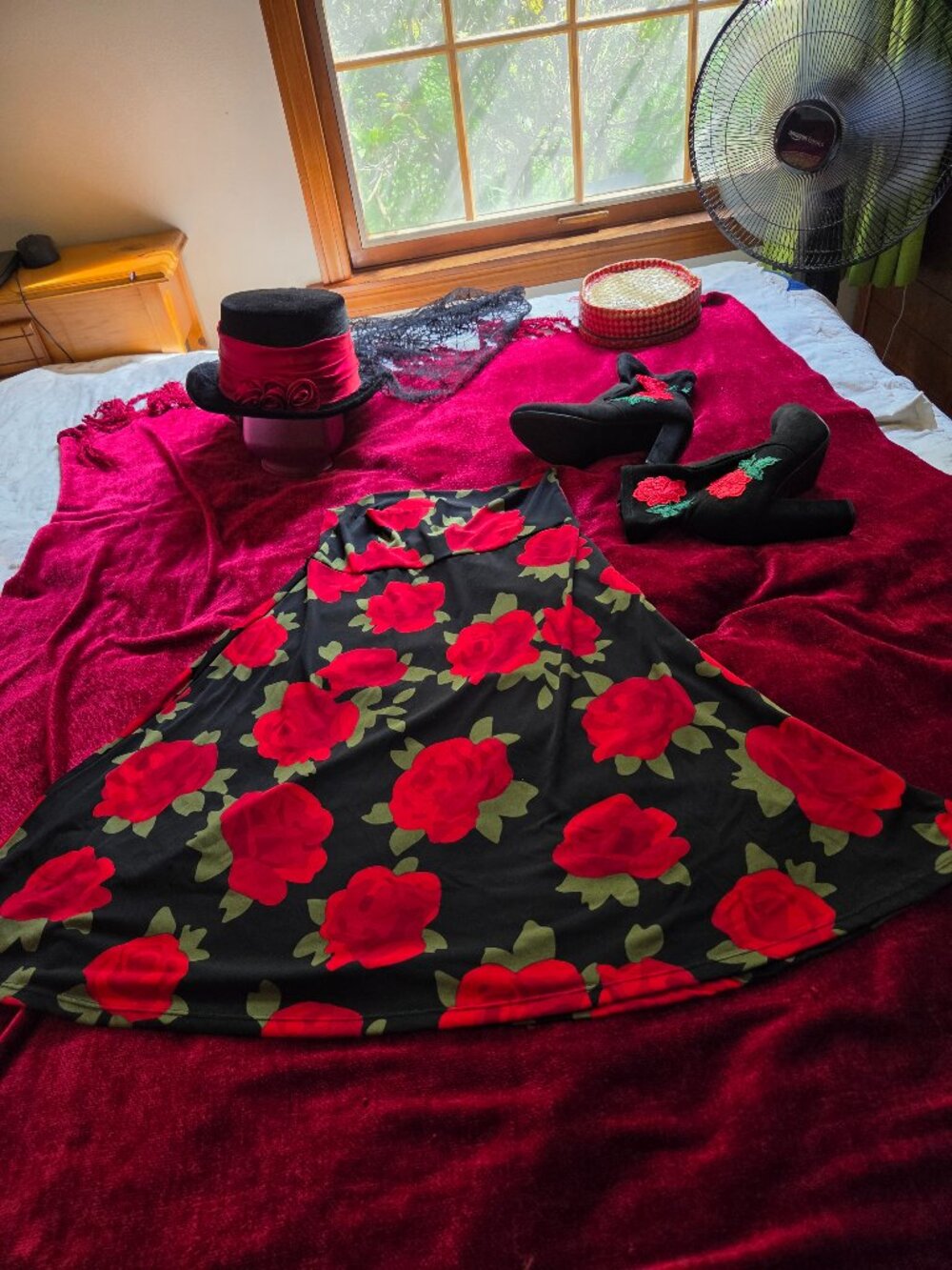 LOVELY FOR THE ROSES KNEE LENGTH SKIRT SZ S